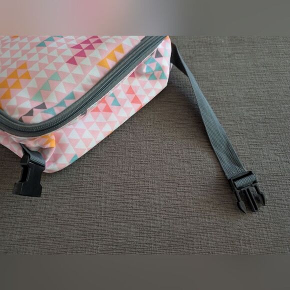 Packit Freezable Classic Lunch Box - Paper Triangles - Picture 3 of 4